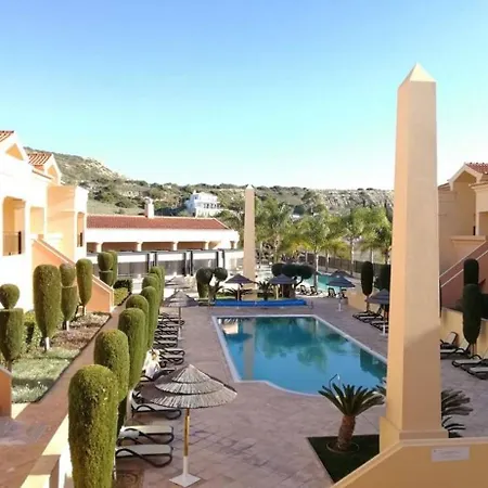 Апартаменты Luxurious 2-bedroom In Luz, Portugal With Shared Pool