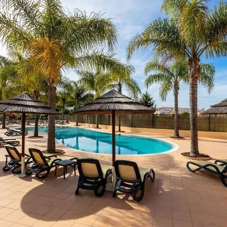 Апартаменты Luxurious 2-bedroom In Luz, Portugal With Shared Pool *